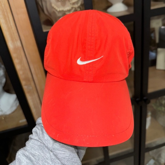 Nike running baseball cap hat Unisex Aerobill Featherlight fiery performance - Picture 1 of 6